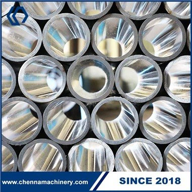 ¿Por qué es importante la rectitud en un tubo pulido?